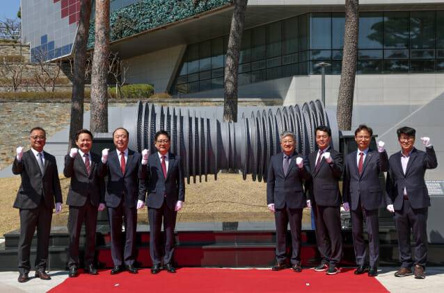 현창운 한국동서발전 노동이사, 김봉빈 안전기술부사장, 남석열 기획관리부사장, 권명호 한국동서발전사장, 이영조 열린감사실장, 김성관 한국동서발전 노조위원장, 도순구 미래사업단장, 이승남 신호남건설추진 지부위원장(왼쪽부터)이 울산기력6호기 중압터빈 제막행사 후 해체터빈 기념조형물 앞에서 파이팅을 외치고 있다.