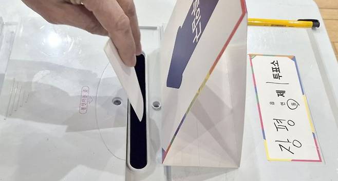 2일 경남 거제시 삼성문화관에 마련된 장평동 제1투표소에서 유권자들이 '4·2 재보궐 거제시장 선거'에 참여하고 있다. 연합뉴스