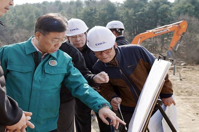 신상진 성남시장이 3일 분당구 율동 일대에 조성 중인 율동공원 생태문화공원 조성공사 현장을 방문해 진행상황을 점검하고 있다. 성남시 제공