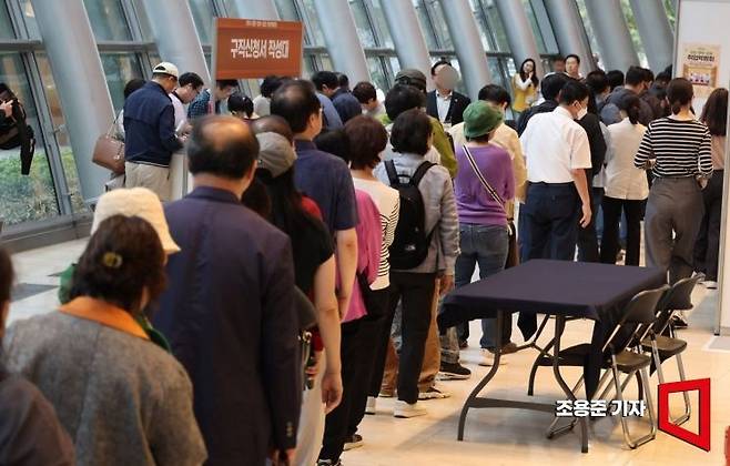 2024년 10월15일 서울 여의도 FKI타워에서 열린 '2024 희망 행복 미래 취업박람회'에서 구직자들이 취업 상담을 받기 이해 줄을 서고 있다. 조용준 기자