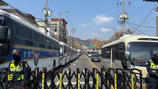 안국역 사거리가 경찰 기동대 버스 차벽에 둘러싸여 통제됐다