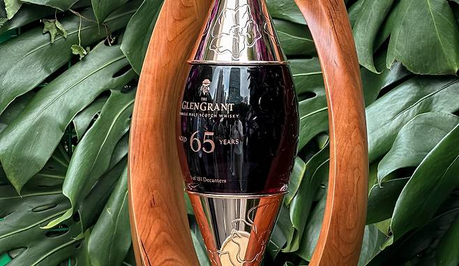 지난 26일, 홍콩 어퍼하우스에서 열린 더 글렌그란트 65년 론칭 행사. 글렌그란트 65년이 공개되고 있다. /김지호 기자