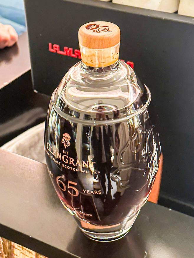 더 글렌그란트 65년. 나무로 제작한 케이스를 제거한 모습. /김지호 기자