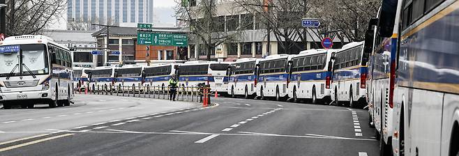 윤석열 대통령 탄핵 선고를 이틀 앞둔 2일 서울 헌법재판소 주변에 경찰버스로 만든 차벽이 설치돼  있다./고운호 기자