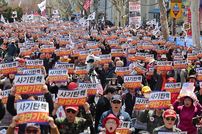 윤석열 대통령 탄핵심판 선고를 하루 앞둔 3일 서울 안국역 인근에서 탄핵 반대 집회가 열리고 있다./연합뉴스