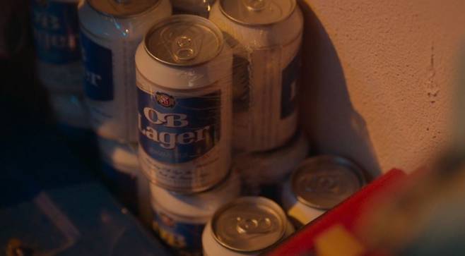 애순이의 며느리 현숙이가 창문 너머에 숨겨둔 맥주를 찾는 장면. 그 시절 오비라거 맥주가 등장한다. /넷플릭스 제공