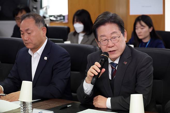 더불어민주당 이재명 대표가 2일 서울 영등포구 소상공인연합회 대회의실에서 열린 더불어민주당-소상공인연합회 민생경제 현장 간담회에서 발언하고 있다. /뉴스1