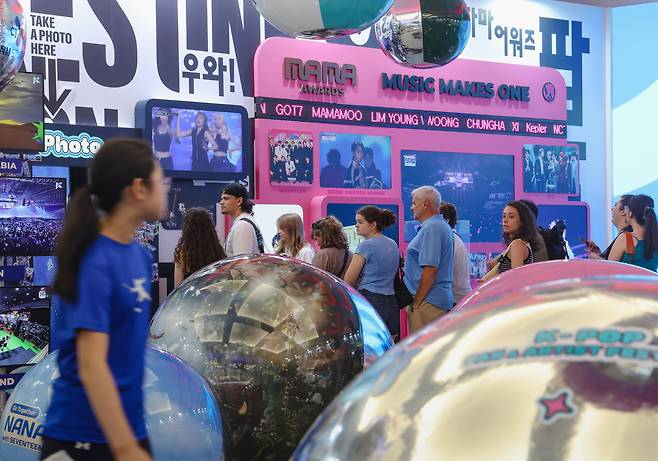 프랑스 파리 코리아 하우스 내 전시관이 방문한 관람객들로 북적이고 있다./뉴스1 제공