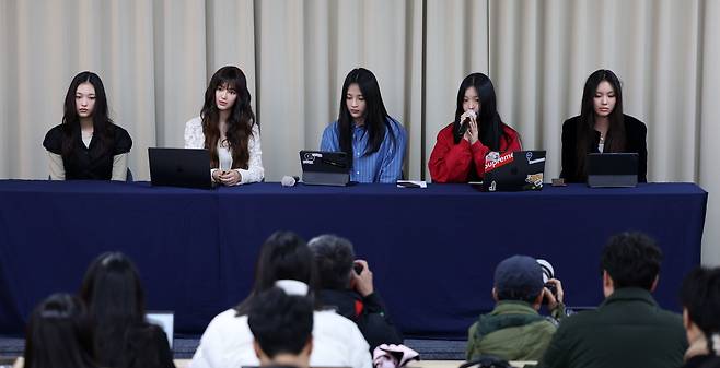 지난해 11월 28일 걸그룹 뉴진스가 서울 강남구 스페이스쉐어 삼성역센터에서 어도어와의 전속계약 해지 관련 긴급 기자회견을 하고 있다. 왼쪽부터 해린, 다니엘, 하니, 민지, 혜인. /뉴스1