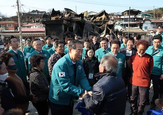 한덕수 대통령 권한대행 국무총리가 2일 경북 영덕군 노물리 산불피해 현장을 찾아 이철우 경북도지사, 이한경 재난안전관리본부장 등과 함께 이재민들을 위로하고 있다. ⓒ뉴시스