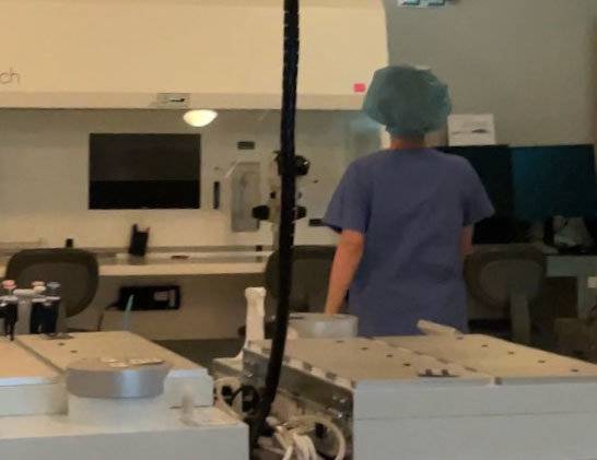 병원 소속 연구원들이 채취한 난자를 얼릴 수 있는 상태로 만들기 위해 작업하고 있다.