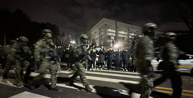 윤석열 대통령의 비상계엄 해제 요구 결의안이 국회 본회의에서 통과된 4일 새벽 무장 계엄군이 국회를 나서고 있다. 2024.12.4 뉴스1