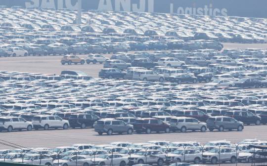 도널드 트럼프 미국 대통령이 지난달 26일 발표한 자동차에 대한 25% 관세가 정식 발효된 3일 경기도 평택항에 수출용 자동차가 세워져 있다. 연합뉴스.