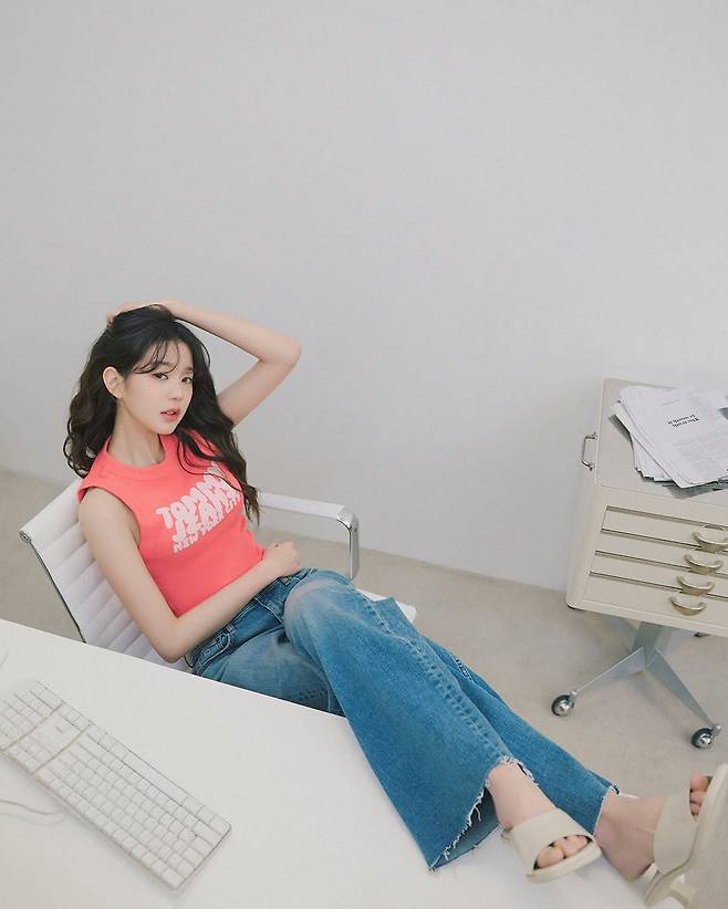 487822660_1446949420059707_7765620421089153090_n.jpg 장원영 타미진스 새 화보