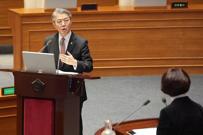 김홍균 외교부 1차관이 3일 국회 본회의에서 진행된 긴급현안질문'에서 더불어민주당 한정애 의원의 심우정 검찰총장 자녀 외교부 채용 특혜 의혹 관련 질문에 답하고 있다. 연합뉴스
