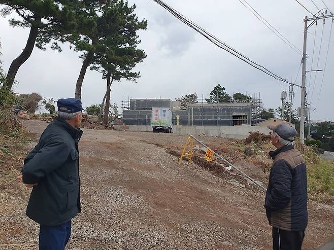 김창문씨(왼쪽)와 김종권씨가 제주 4·3 당시 9연대 군인들이 주민들을 집합시켰던 옛 표선면 토산리 향사 터를 보고 있다. 허호준 기자