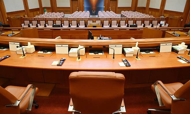 윤석열 대통령에 대한 헌법재판소의 탄핵 심판 선고일을 하루 앞둔 3일 서울 종로구 헌법재판소 대심판정에 긴장감이 감돌고 있다. 사진공동취재단