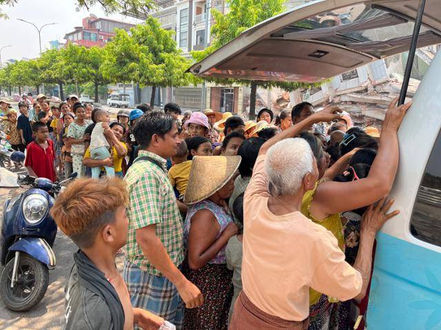 2일 미얀마 만달레이에서 시민들이 본보 취재 차량을 구호물품 지급 차량으로 착각하고 줄을 서 있다. 미얀마(만달레이)=허경주 특파원