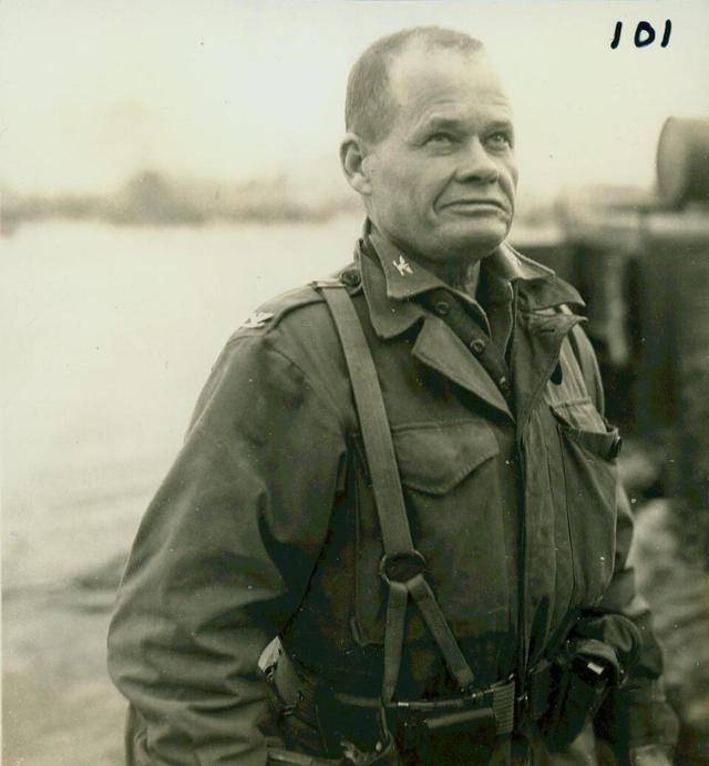 1950년 11월 장진호 전투에 참가한 루이스 풀러 미 해병 대령(해병1연대장). 그는 미 해병대 역사상 가장 많은 훈장과 표창을 받은 전설적인 해병 장교로, 나중에 중장까지 승진한다. 미 해병대