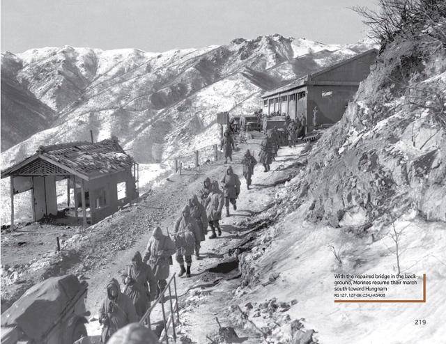 미 해병1사단 병력이 1950년 12월 9일 개마고원 입구인 황초령을 넘어 함흥 방향으로 철수하고 있다. 미 해병대