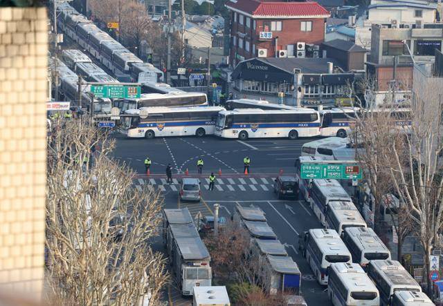 윤석열 대통령의 탄핵 심판 선고를 하루 앞둔 3일 서울 종로구 헌법재판소 인근이 경찰 차벽으로 차단되어 있다. 뉴시스