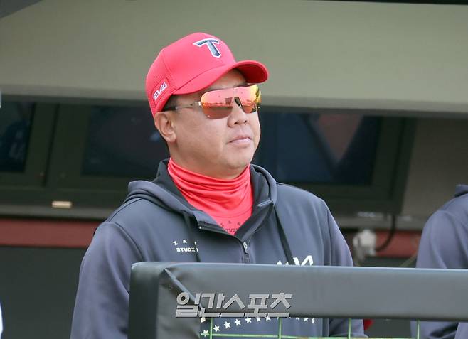 23일 오후 광주 기아챔피언스필드에서 열린 2025 프로야구 NC 다이노스와 KIA 타이거즈 경기. KIA 이범호 감독이 더그아웃에서 경기를 지켜보고있다. 광주=정시종 기자 capa@edaily.co.kr /2025.03.23.