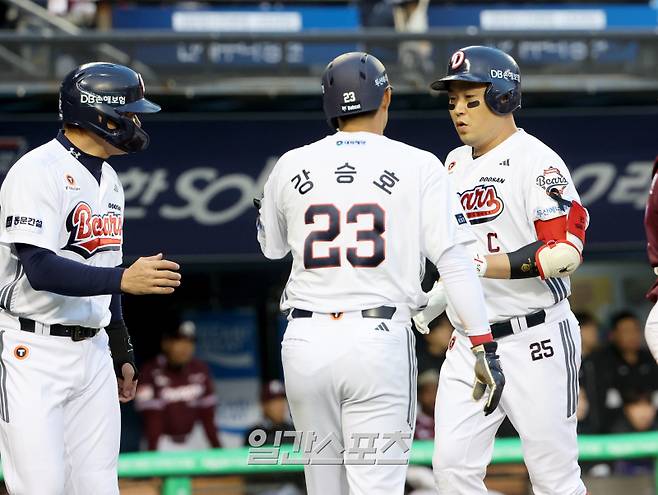 2025 KB0리그 프로야구 두산베어스와 키움히어로즈의 경기가 3일 오후 서울 잠실야구장에서 열렸다. 1회말 2사 1,2루 양의지가 스리런홈런을 치고 홈인해 선행주자의 축하를 받고 있다. 잠실=김민규 기자 mgkim1@edaily.co.kr /2025.04.03/