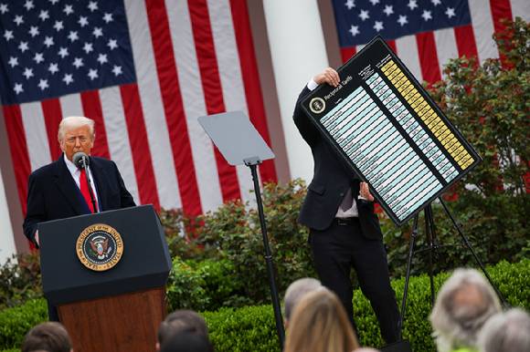 도널드 트럼프 미국 대통령은 2일(현지시간) 미국 워싱턴D.C. 백악관 로즈가든에서 주요 통상국 25개국에 대한 '상호관세'를 발표했다. [사진=연합뉴스]