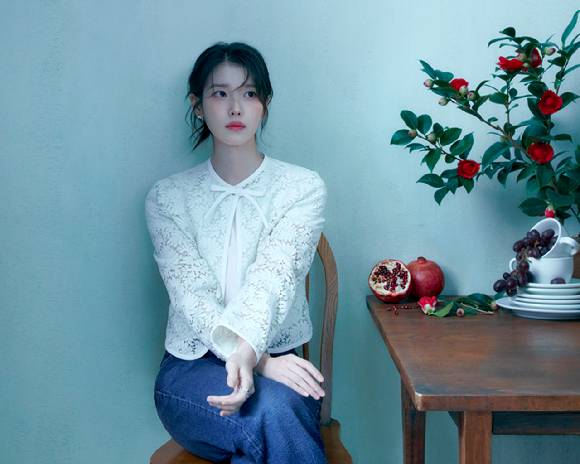 배우 아이유가 넷플릭스 시리즈 '폭싹 속았수다' 인터뷰 촬영을 하고 있다. [사진=넷플릭스]