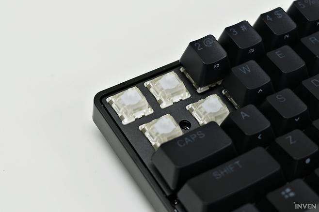 ▲ 스틸시리즈 옴니포인트 3.0 스위치가 반겨준다