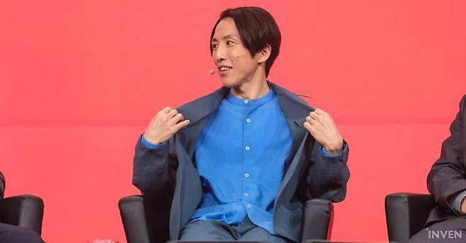 ▲ 파란 색의 셔츠를 입은 코이치 프로듀서와