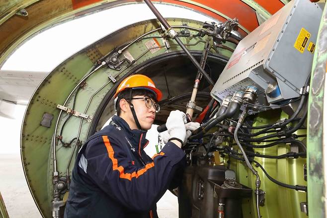 정비사는 거대한 원형 구조물 안으로 몸을 밀어넣고, 복잡하게 얽힌 배선과 유압 계통을 하나씩 확인한다. 아무리 작고 어두운 부품이라도 ‘놓치지 않겠다’는 자세가 고스란히 드러난다. (제주항공 제공)