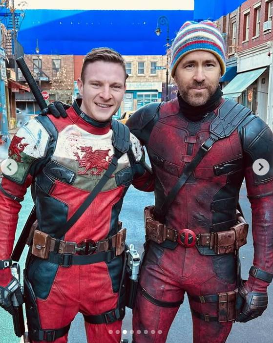 영화 ‘데드풀과 울버린’에 함께 출연한 렉섬의 공격수 폴 멀린(왼쪽)과 구단주 라이언 레이놀즈. [사진 레이놀즈 SNS]