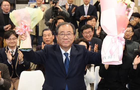 4?2 부산시교육감 재선거에 출마한 김석준 후보가 2일 밤 부산진구 서면에 마련된 선거사무실에서 당선이 확실시 되자 지지자로부터 꽃다발을 받아들고 환호하고 있다. 송봉근 기자