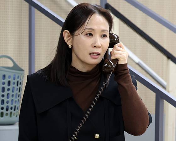 김선영은 2일 개막한 ‘그의 어머니’에서 맹목적 모성애를 연기한다. [뉴시스]