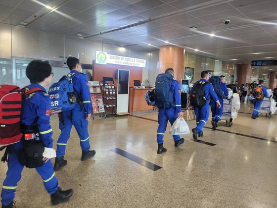 2일(현지시간) 미얀마 양곤 국제공항에 도착한 중국 구조대원들. 위문희 기자
