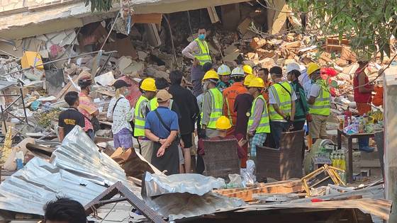 2일(현지시간) 미얀마 만달레이의 11층 규모 아파트 스카이 빌라 붕괴 현장에 모인 실종자 가족들. 이도성 특파원