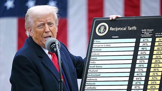 도널드 트럼프 대통령이 2일(현지시간) 워싱턴 백악관 로즈가든에서 각국별 상호관세를 직접 발표하고 있다. AFP=연합뉴스