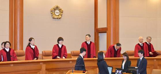헌법재판관들이 지난달 27일 일반 헌법소원 사건 선고를 위해 서울 종로구 헌법재판소 대심판정에 입장하고 있다. 사진공동취재