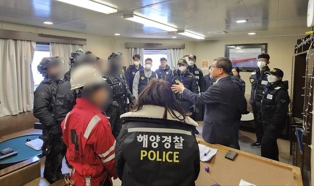 ▲ 동해해경청·세울본부세관이 수색 전 회의하고 있는 모습.동해지방해양경찰청 제공