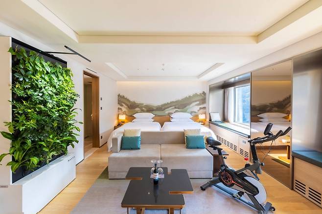 워커힐 호텔앤리조트가 업계 최초로 오픈한 비건 전용 객실 ‘비건 스위트’의 모습. 사진=워커힐 호텔앤리조트