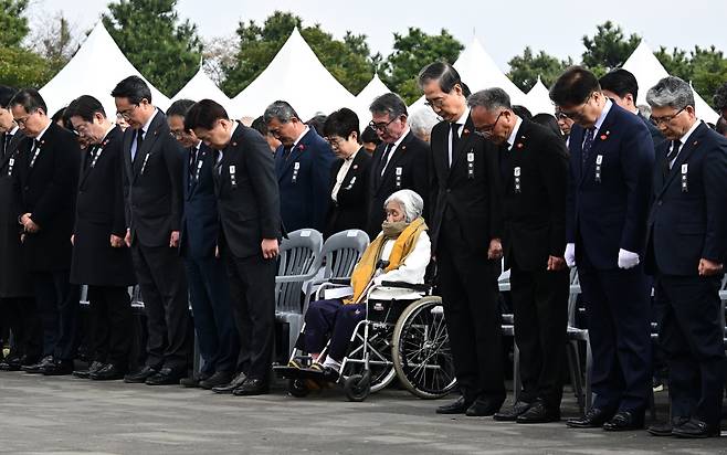 묵념 한덕수 대통령 권한대행 겸 국무총리와 여야 정치인들이 3일 제주 4·3평화공원에서 열린 제77주년 4·3 희생자 추념식에서 묵념을 하고 있다. 대통령실사진기자단