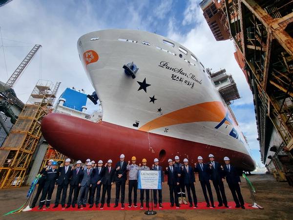 부산의 중형 조선소인 대선조선이 조선기자재 등으로의 업종 전환을 추진한다. 지난해 10월 영도구 대선조선에서 크루즈페리 진수식이 열리고 있다.  국제신문 DB