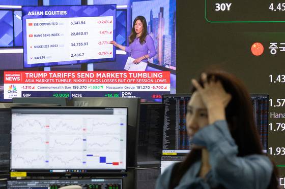 Asian stock market indices are shown on an electronic board in Hana Bank's trading room in central Seoul on April 3, following Donald Trump's announcement of ″reciprocal tariffs.″ [NEWS1]