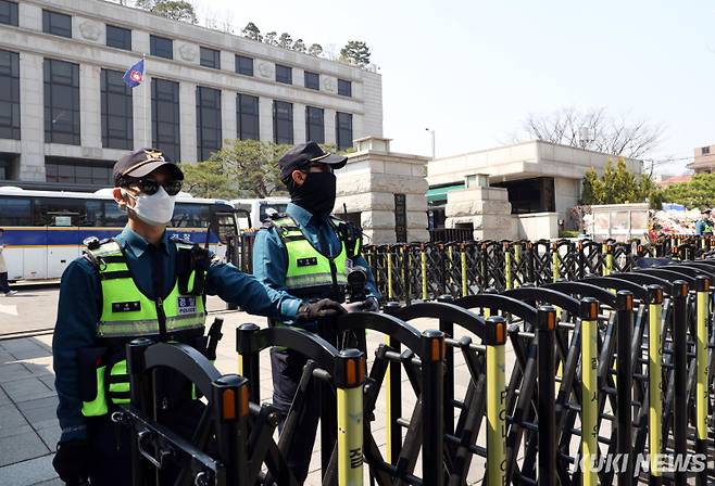 윤석열 대통령 탄핵심판 선고 기일이 발표된 1일 서울 종로구 헌법재판소 앞에서 경찰이 경계 근무를 서고 있다. 곽경근 대기자