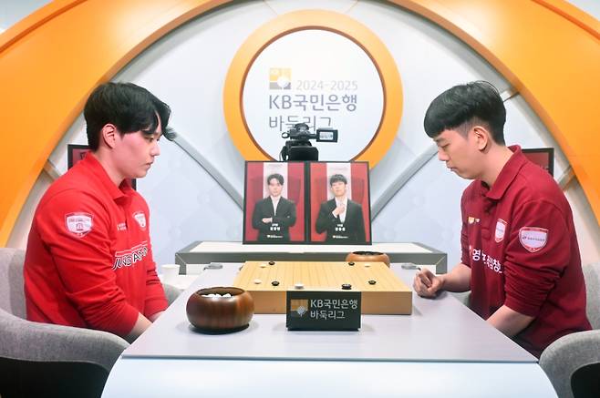 영림프라임창호 주장 강동윤 9단(오른쪽)이 2024-2025 KB국민은행 바둑리그 정규시즌에서 11승3패의 성적으로 다승왕에 올랐다. 한국기원 제공