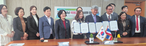 협력의향서 체결식 모습. 지난달 26일 열린 협력의향서 체결식에는 한양수 성남교육지원청 교육장과 태국 마하사라캄대 교수, 마사사라캄대부속초교 교사 등 10여명이 참석했다. 박화선기자