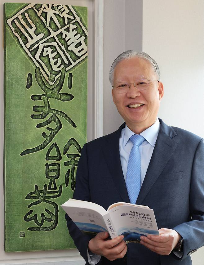 서울고법 부장판사와 부산지방법원장을 역임했던 강민구 법무법인 도울 대표변호사가 지난달 출간한 ‘백척간두 끝자락에 서서’를 통해 헌법정신의 중요성을 강조하고 있다.  <이충우 기자>