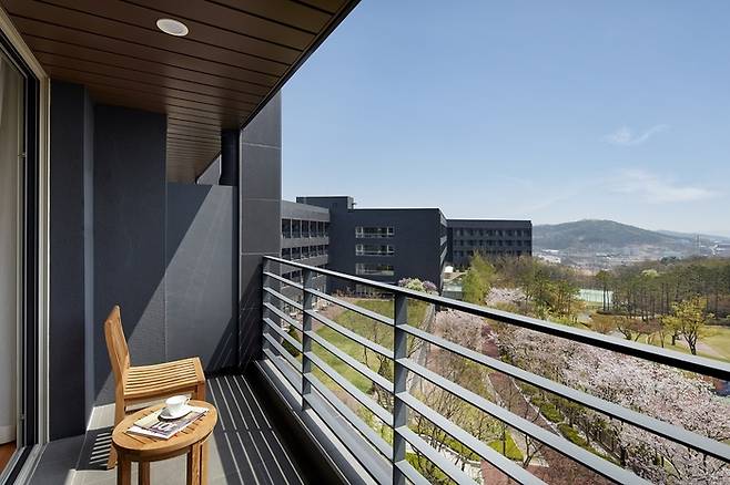 객실 테라스 전경 / 사진=롤링힐스 호텔