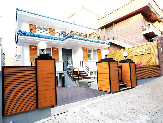 주택에서 게스트하우스로 용도변경한 후 전경.  코쿤홀딩스